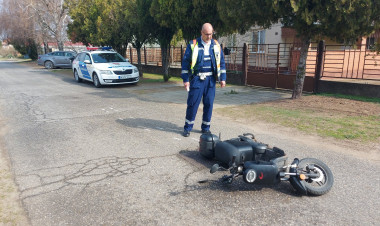Tisztázatlan körülmények között felborult egy elektromos robogós a Molnár utcában