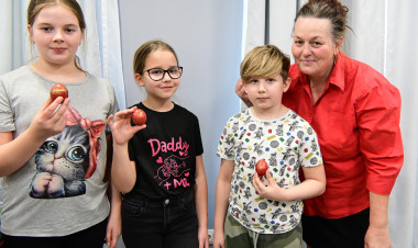 Húsvéti hangulatot varázsoltak – foglalkozás keretében festettek tojást a gyerekek a Kállayban