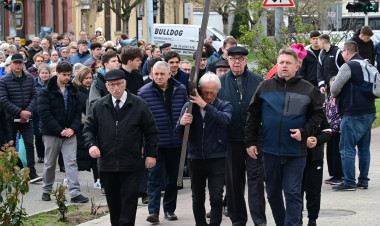 A kereszt súlya alatt – nagyhétre készülnek a katolikusok, keresztútra várták a híveket