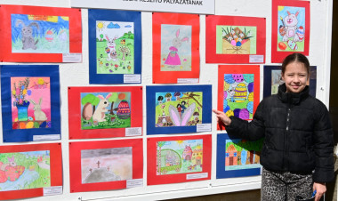 Húsvéti képeslapokból nyílt kiállítás a Kossuth téren