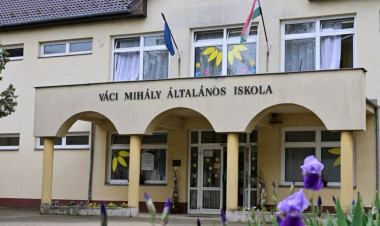 Váci Mihály emléke előtt tisztelegnek a rozsréti iskolában