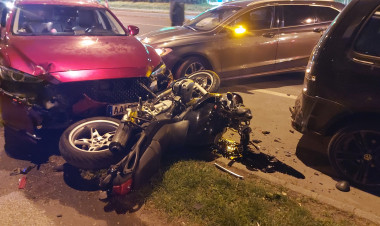 Parkoló autóknak és egy motornak ütközött egy kocsi – ketten megsérültek