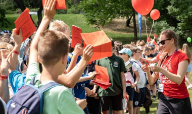 Több mint ezer diák old meg matematikai feladatokat a Bujtosi Városligetben