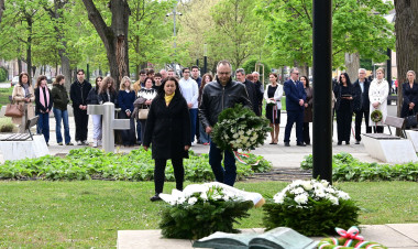 Két helyszínen koszorúztak – Váci Mihály halálára emlékeztek