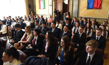 Központi ballagás a Városházán – közös fotóval búcsúznak a végzősök