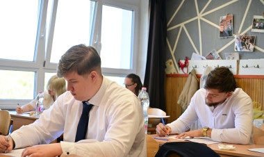 Tollat ragadtak a diákok – több mint kétezren érettségiztek magyarból Nyíregyházán