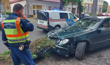 Másodperceken múlt a tragédia Nyíregyházán – házba csapódott egy 17 éves fiú az apja Mercedesével
