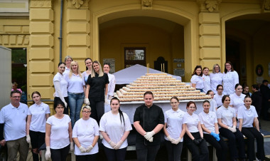 Olyan finom volt, hogy alig maradt belőle: rekordgyorsan fogyott a város tortája