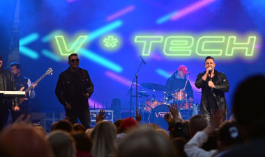 Hangulat V-Tech módra, együtt nosztalgiázott a Kossuth tér
