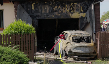 Füst, lángok, pánik: elektromos autó gyulladt ki egy nyíregyházi garázsban