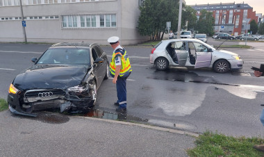 Egy pillanatnyi hiba, két roncsautó – nagy erejű ütközés rázta meg a Hunyadi utcát