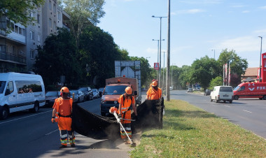 Fűnyírás és gyomirtás zajlik a nyíregyházi nagykörúton