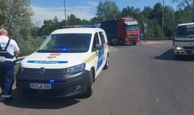 Teherautó és személyautó ütközött az Orosi úti körforgalomban