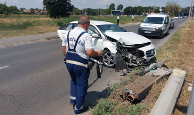Kidöntötte a villanyoszlopot - A hölgy azt mondta, a klímát akarta bekapcsolni
