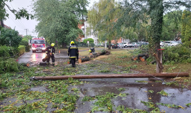 „Percek alatt csapott le a vihar Nyíregyházára – Fák dőltek ki, tetőket rongált meg a szél”