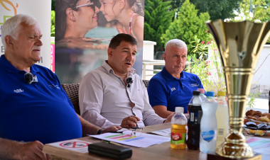 Futball-labda a levegőben – Foci a sóstói forró homokon