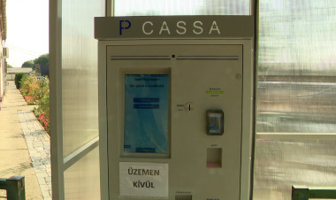 Megszűnhetnek a sorok az Északi temetőnél – új parkolóautomaták és rendszámfelismerő rendszer gyorsítja a bejutást