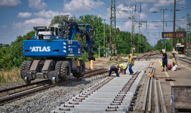 Megszűnhetnek a lassújelek a Nyíregyházát érintő vasútvonalon – Gőzerővel halad a 100-as fővonal felújítása