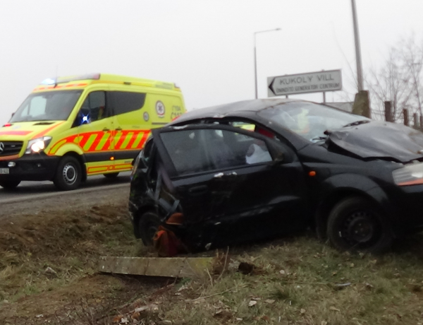 Hárman megsérültek – Árokba hajtott, majd kerítésbe csapódott egy autó Nagykállónál