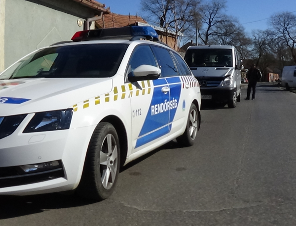 Baleset történt az Eötvös utcán, álló autónak ütközött egy haszonjármű