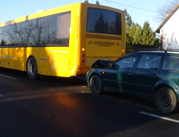 Álló autóbusznak ütközött egy személygépkocsi a Kemecsei úton