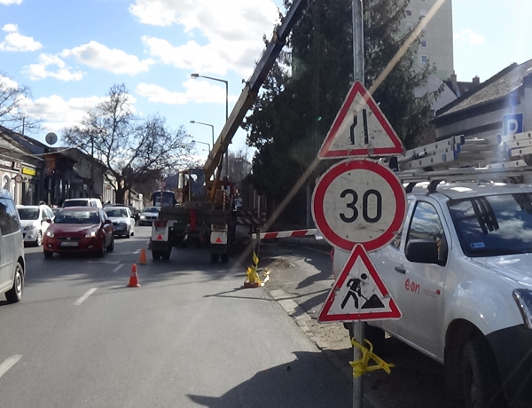 Forgalomkorlátozás – Villanyoszlopokat cserélnek az E.ON munkatársai a Kossuth utcán
