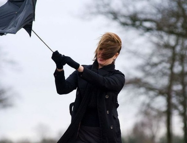 Erős széllökések miatt adtak ki riasztást, délután rövidebb időre kisüthet a nap