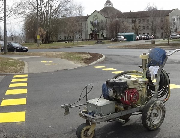 Forgalomkorlátozás – Festik a kerékpárút burkolati jeleit a Semmelweis utcán