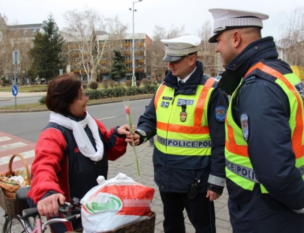 Nők a figyelem középpontjában - A szabálykövető hölgyeket virággal ajándékozták meg