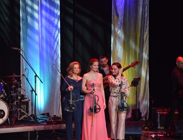 Teltház előtt lépett színpadra a Princess szombaton a Váci Mihály Kulturális Központban