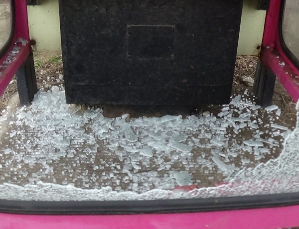 Telefonfülkét törtek – Ismeretlen tettesek rongáltak a Búza téren