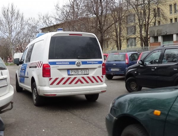 A kórház parkolójában történt baleset – Figyelmetlenül tolatott, karambolt okozott