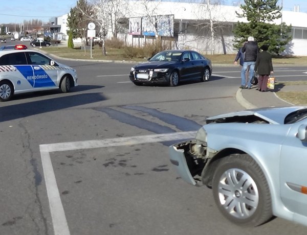 Forgalmas bevásárlóközpont parkolójában történt baleset a Pazonyi úton