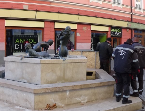 Mától ismét fürdőzik a Három grácia Nyíregyháza főterén, vége a téli pihenőnek
