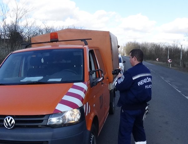 A Magyar Közút szemétgyűjtő autójának tükrét sodorták le Nyírturánál