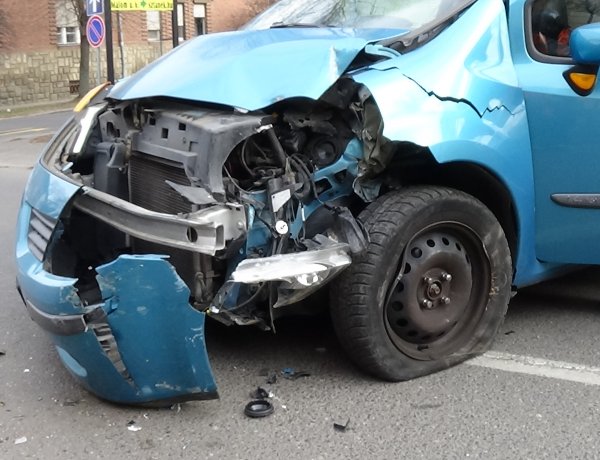 Nem adott elsőbbséget – A szemből érkező után egy villanyoszloppal is ütközött