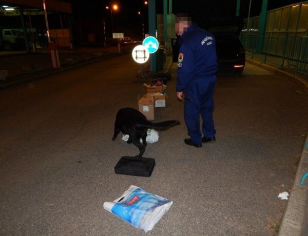 Kábítószer a tiszabecsi határátkelőhelyen – Szolgálati kutya találta meg a csomagot