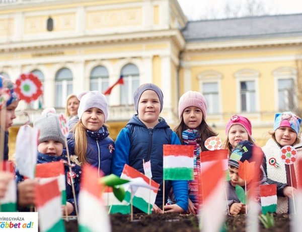 Zászlókkal és kokárdákkal érkeztek az óvodások Nyíregyháza főterére