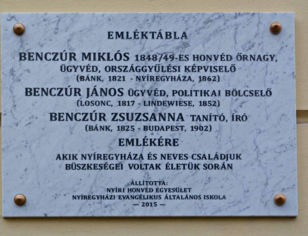 Amiről az utcák mesélnek... – A Benczúrok emléktáblája előtt