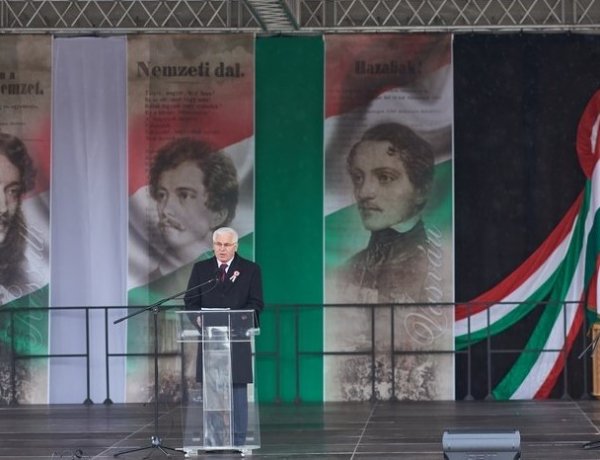 Ünnepélyes zászlóbehozatallal, beszédekkel és koszorúzással telt a március 15-e Nyíregyházán