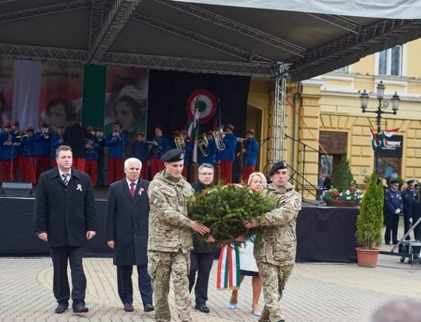 Koszorúzás zárta az ünnepi megemlékezést Nyíregyházán, a Kossuth téren