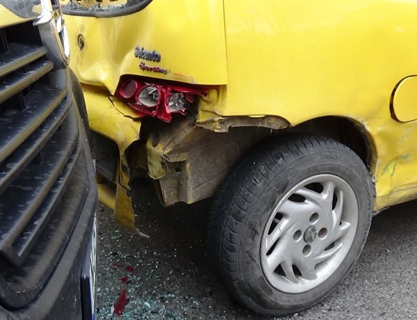 Négy személygépkocsi ütközött - a balesetben egy ember megsérült