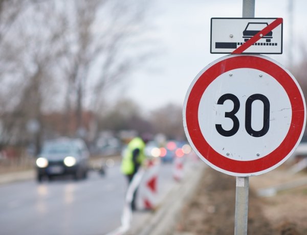 Szerdától sebességkorlátozásra kell  számítani a Kállói úton - aktualitások, útinfók