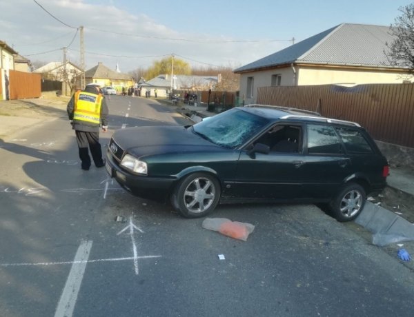 Kilenc sérült - Árokban dolgozó közmunkások közé csapódott egy gépkocsi Papon