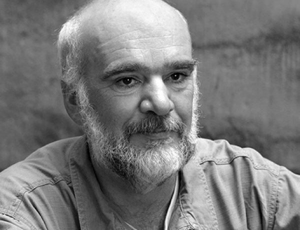 A kortárs irodalom házhoz jön! Vida Gábor a MŰVÉSZASZTAL vendége 