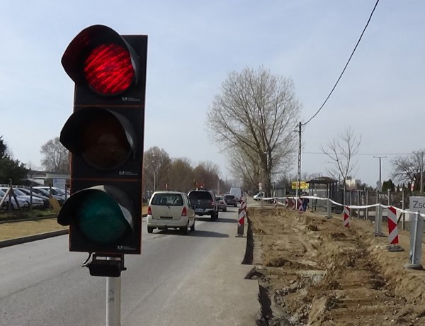 Jelzőlámpás irányítás - Hosszabb menetidővel számoljanak a Tünde utcán közlekedők!