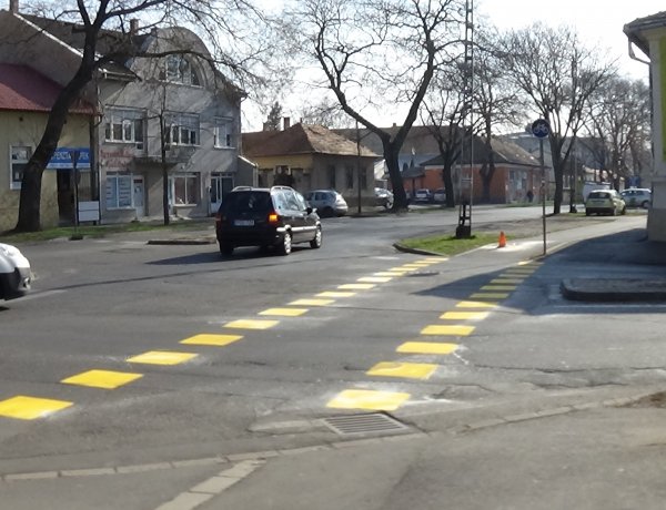 Megújultak a burkolati jelek a Szent István utcán, a munkálatok hétvégén is folytatódnak!