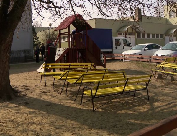 Felújították a közterületekről ismert sárga padokat – Közel 70 pad újult meg!