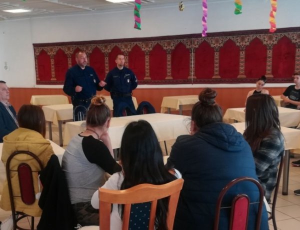 Az „unokázós” csalások megelőzéséért – Rendszeresen tartanak előadásokat