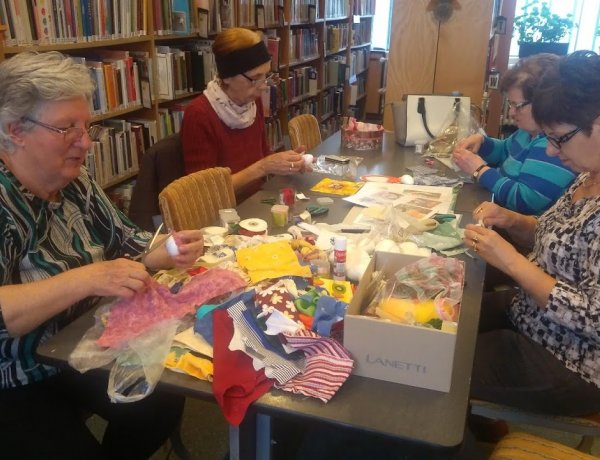 Húsvétra hangolódva – Szebbnél szebb tojásokat készítettek a sóstóhegyi fiókkönyvtárban